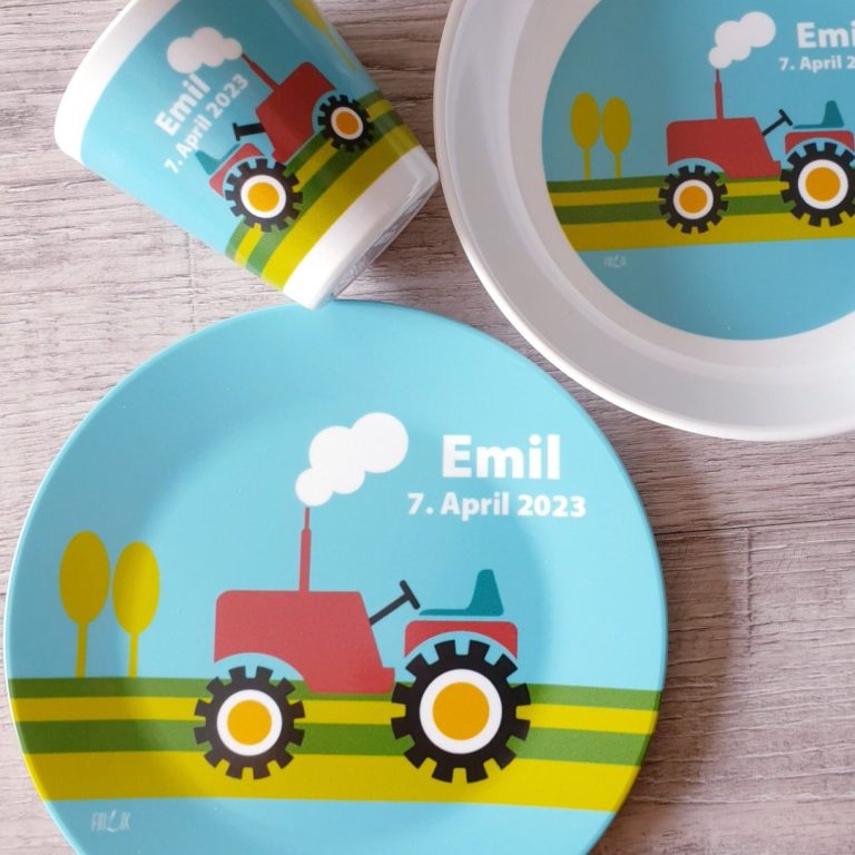 Personalisiertes Kindergeschirr-Set mit Namen und Datum – Finlix Bunte Kindergeschirr-Sets mit Traktor-Design und dem Namen Emil sowie dem Datum.