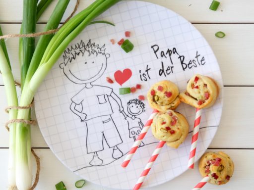 Teller mit Vater und Sohn. Text: Papa ist der Beste. Bunte Kekse.