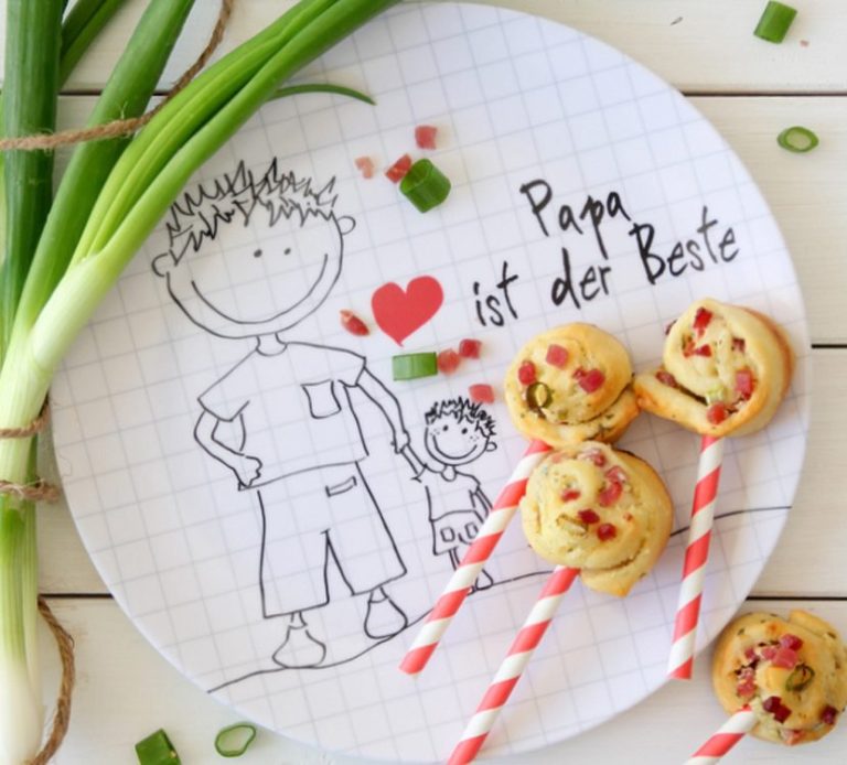 Teller mit Zeichnung von Papa und Kind mit Herz und dem Text "Papa ist der Beste"