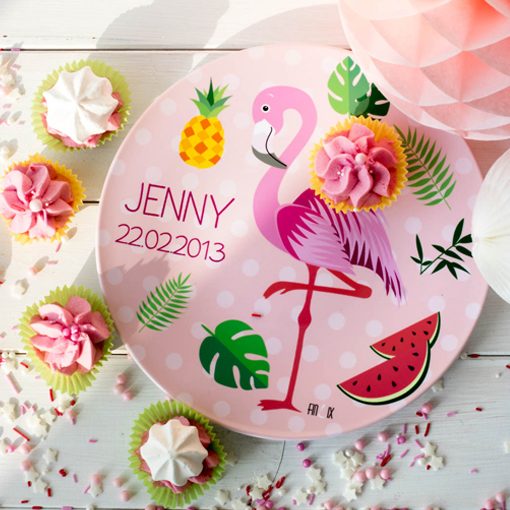 Teller mit fließendem Flamingo, Ananas, Wassermelone und rosa Cupcakes.