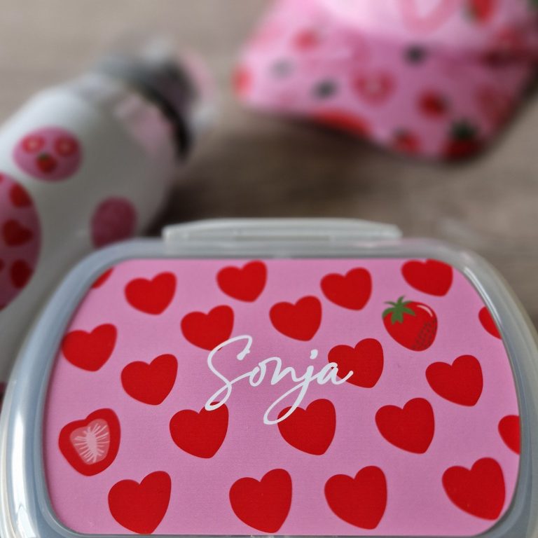 Personalisierte Lunchbox mit Herzen und Namen – Finlix Lunchbox mit roten Herzen, personalisiert mit dem Namen "Sonja" und einem Erdbeer-Symbol.