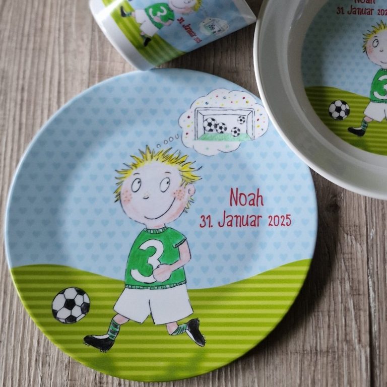 Buntes Kindergeschirr mit Fußballspieler und dem Namen "Noah" sowie dem Datum.