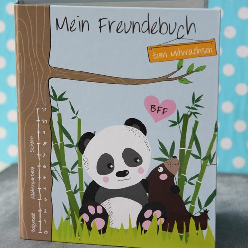 Freundebuch mit einem Panda und einem Hund vor einem Bambus-Hintergrund.